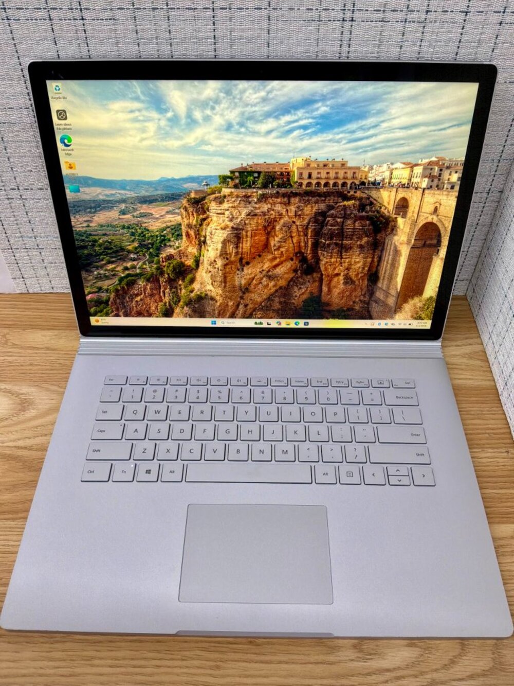 Microsoft Surface 2 15 i7-8th Gen 16GB 512GB SSD 6GB GPU Win11 Pro